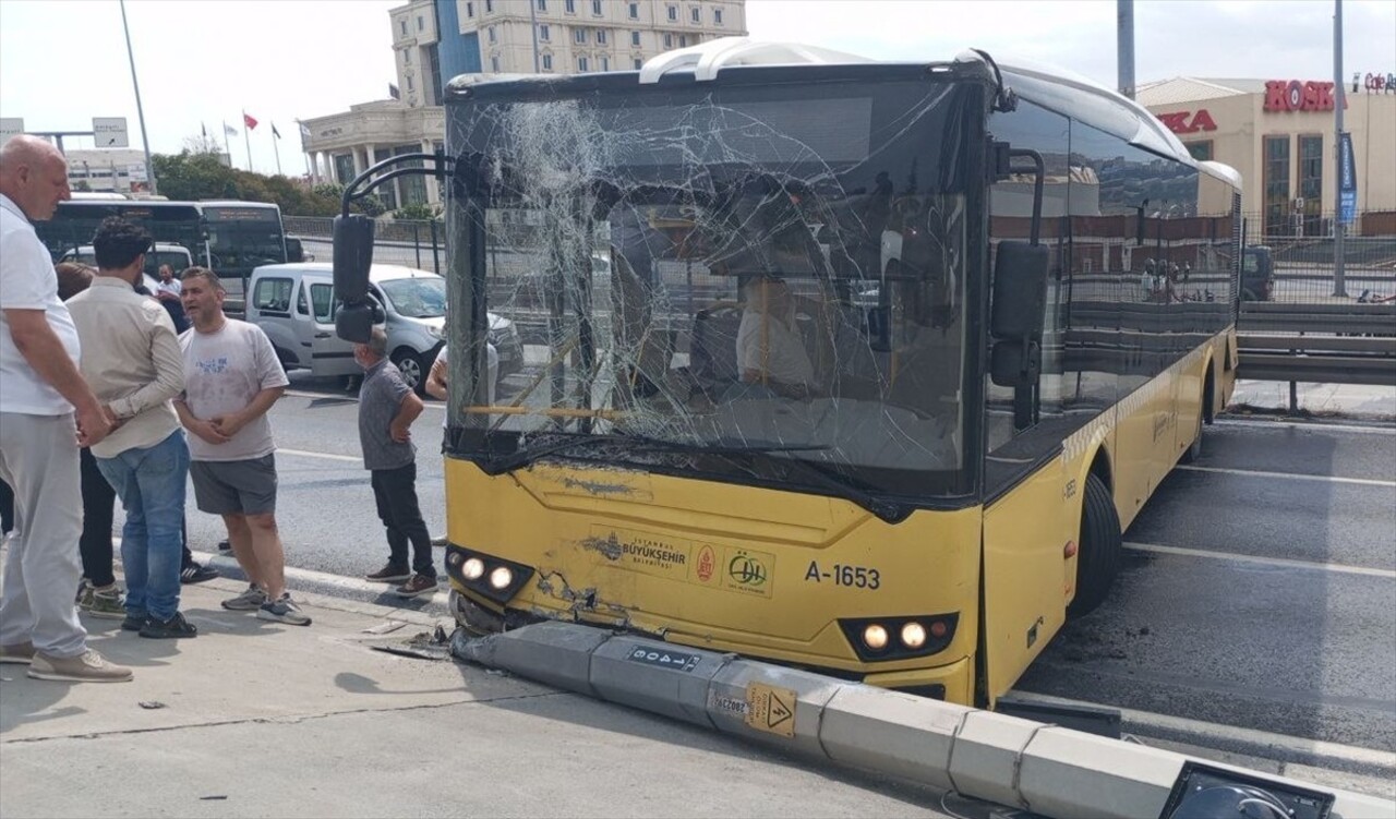 Avcılar'da, yolcusu bulunmayan İETT otobüsünün kaza yapması nedeniyle D-100 kara yolu Edirne...