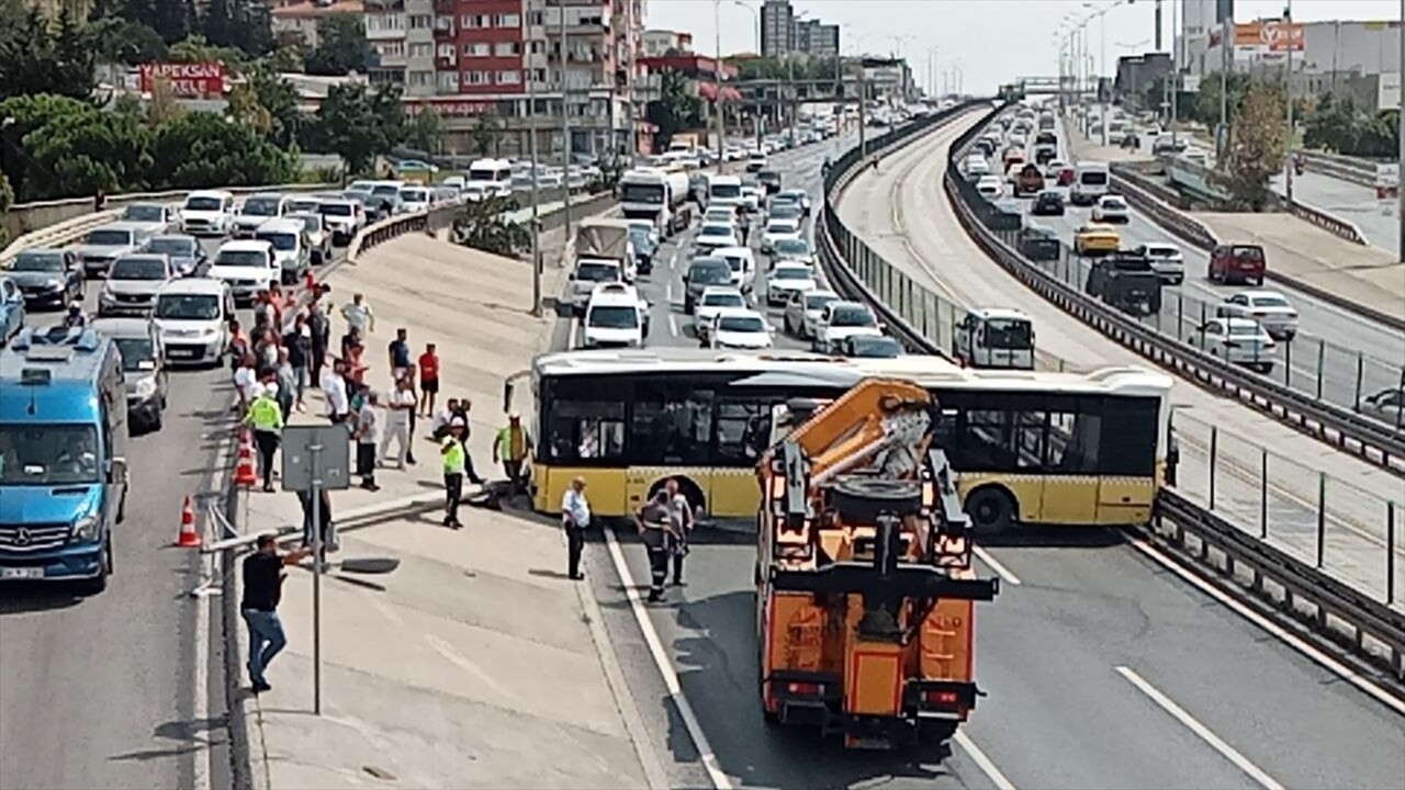 Avcılar'da yolcusu bulunmayan İETT otobüsünün kaza yapması nedeniyle D-100 kara yolunun Edirne...