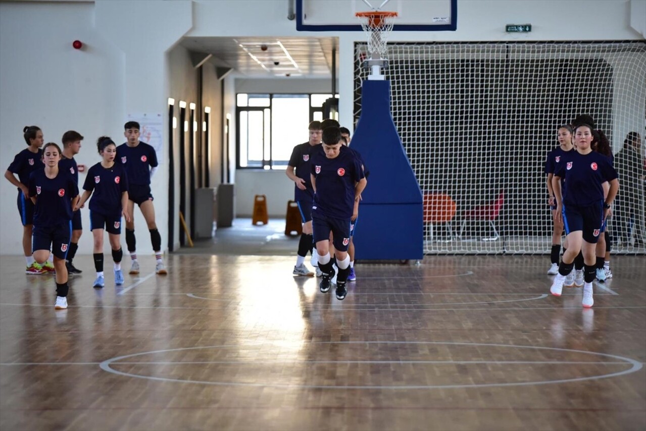 Türkiye Gençlik Beyzbol5 Takımı, Fransa'nın Clermont-Ferrand kentinde 29 Ekim-2 Kasım'da...