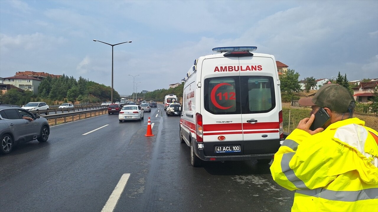 Anadolu Otoyolu'nun Kocaeli geçişinde 4 otomobilin karıştığı zincirleme kazada 2'si çocuk 7 kişi...