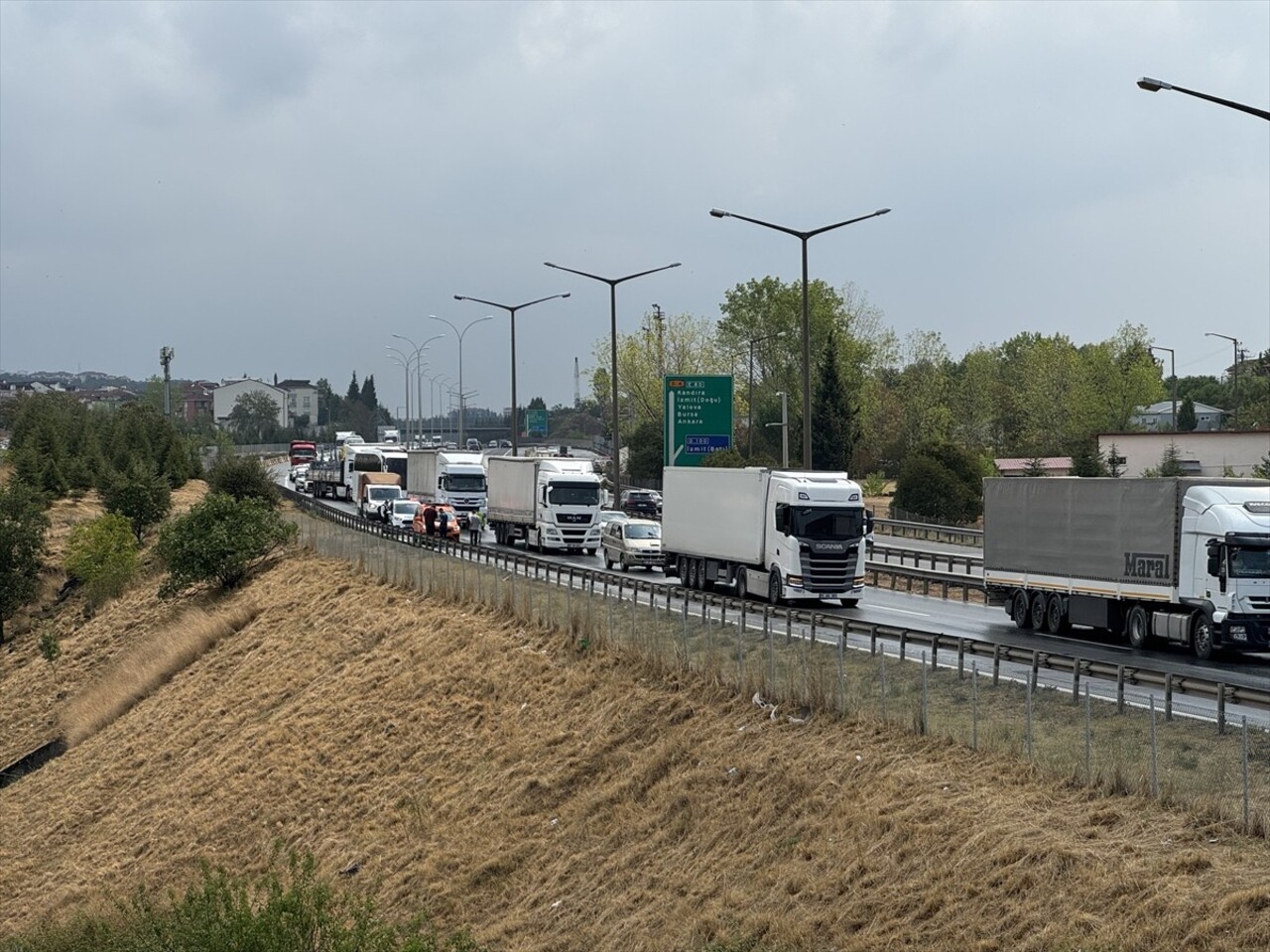 Anadolu Otoyolu'nun Kocaeli geçişinde 4 otomobilin karıştığı zincirleme kazada 2'si çocuk 7 kişi...