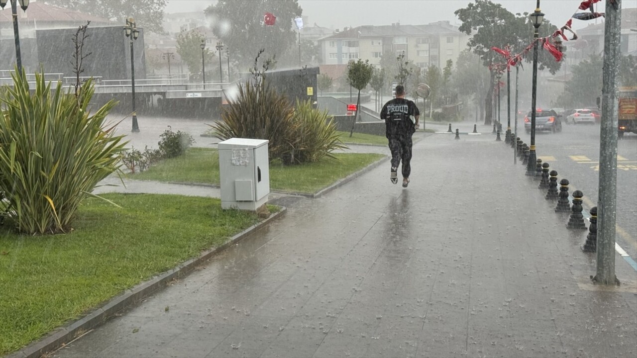 Tekirdağ'da sağanak hayatı olumsuz etkiledi. Yağışa hazırlıksız yakalanan bazı vatandaşlar, otobüs...