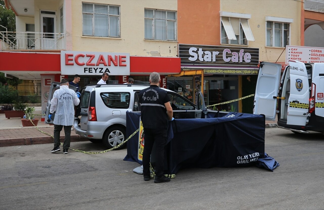 Antalya'nın Muratpaşa ilçesinde kanser hastası bir kişi, tedavi gördüğü özel hastane önündeki...