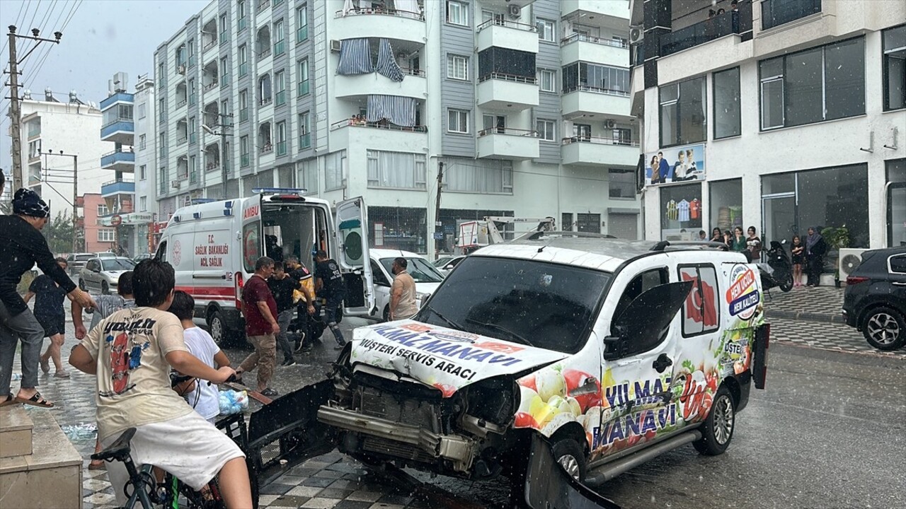 Hatay'ın Dörtyol ilçesinde 15 yaşındaki çocuğun kullandığı hafif ticari araç, seyir halindeki...