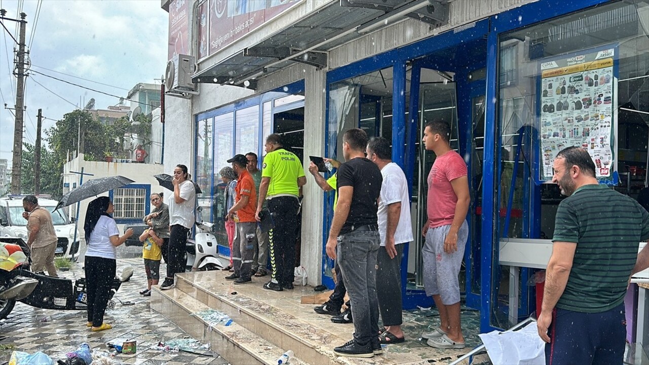 Hatay'ın Dörtyol ilçesinde 15 yaşındaki çocuğun kullandığı hafif ticari araç, seyir halindeki...