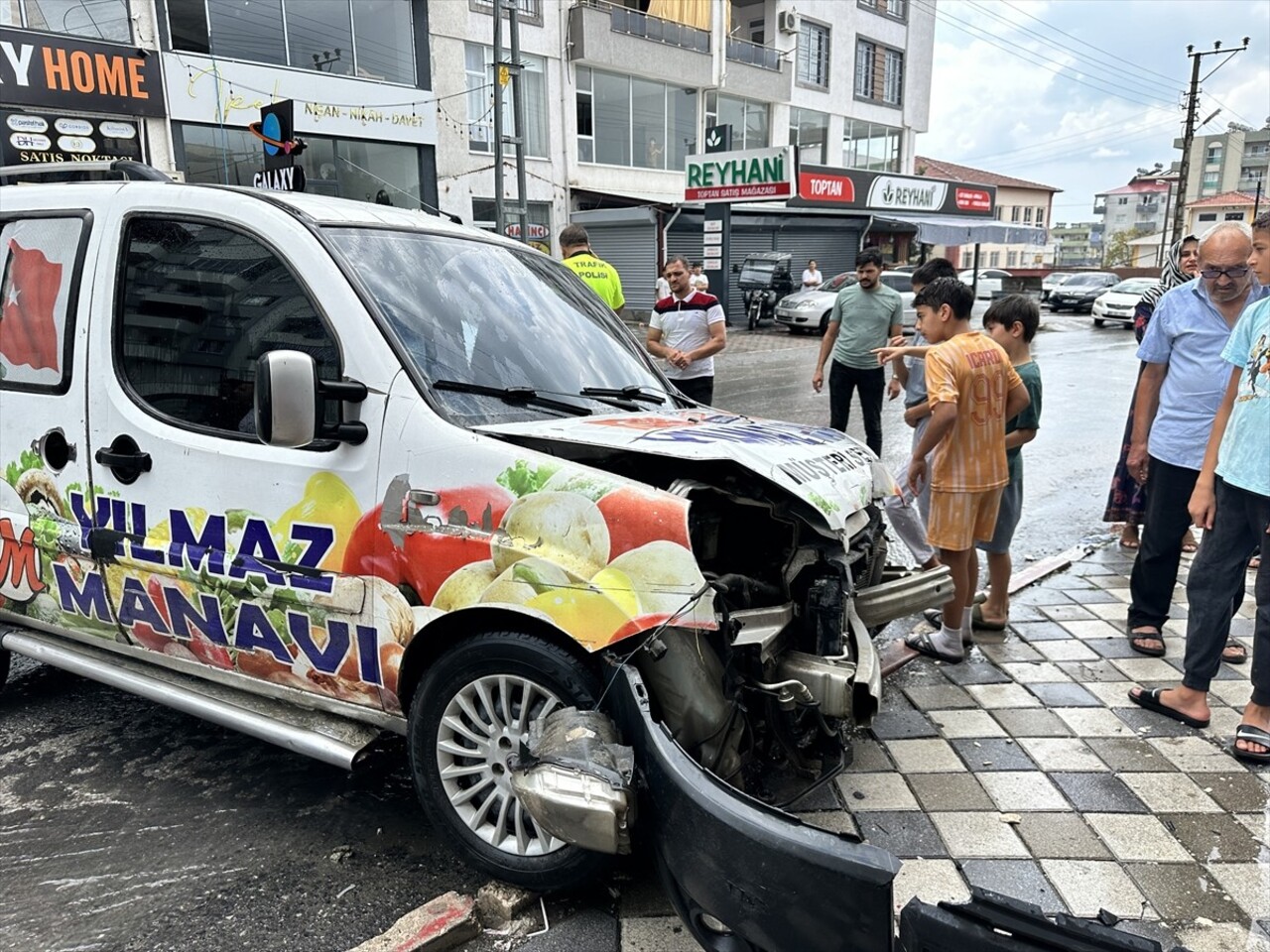 Hatay'ın Dörtyol ilçesinde 15 yaşındaki çocuğun kullandığı hafif ticari araç, seyir halindeki...