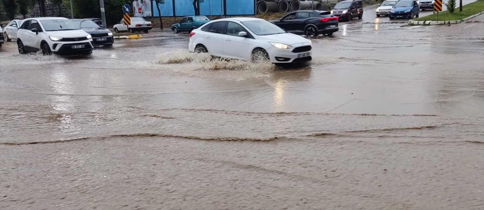 Isparta'da sağanak, hayatı olumsuz etkiledi. Batıkent ve Işıkkent Mahallesi'nde yağış nedeniyle...