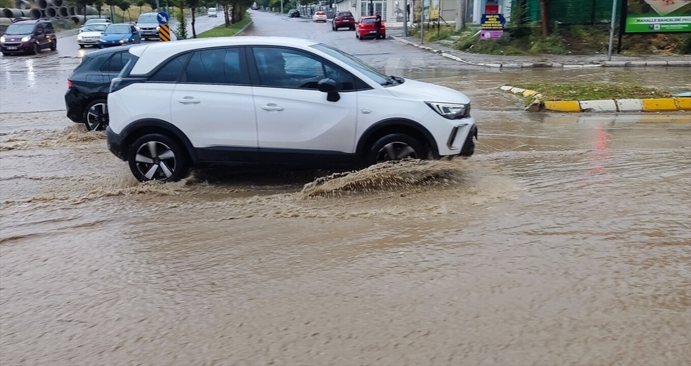 Isparta'da sağanak, hayatı olumsuz etkiledi. Batıkent ve Işıkkent Mahallesi'nde yağış nedeniyle...