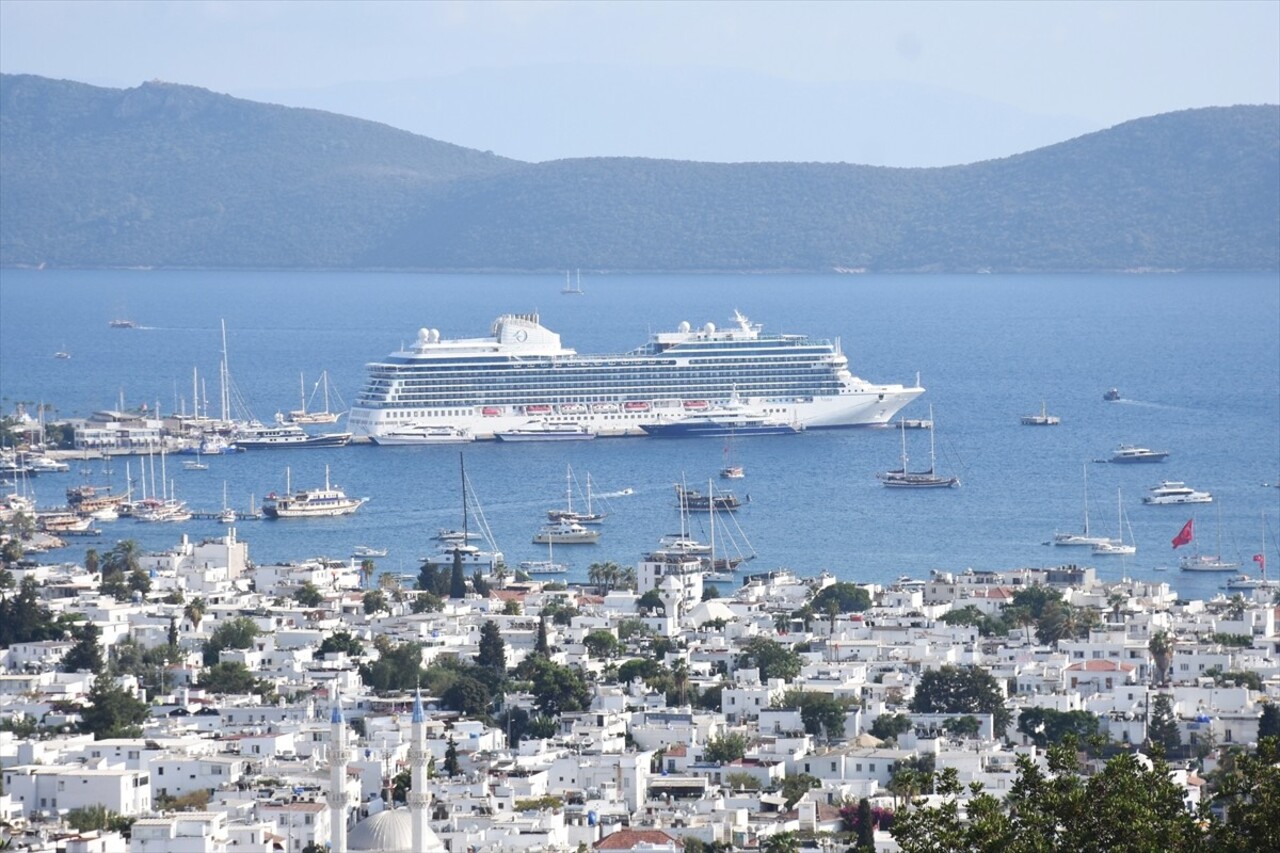 Muğla'nın Bodrum ilçesine "Vista" kruvaziyeri ile 1156 yolcu geldi. Marshall Adaları bayraklı 242...