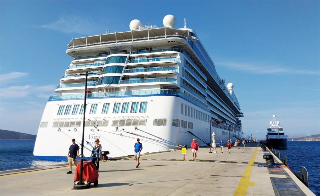 Muğla'nın Bodrum ilçesine "Vista" kruvaziyeri ile 1156 yolcu geldi. Marshall Adaları bayraklı 242...