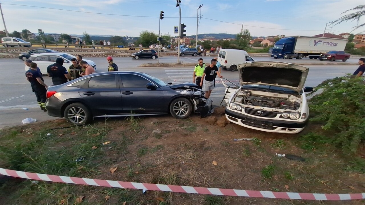 Kocaeli'nin Kartepe ilçesinde iki otomobilin çarpıştığı kazada 1'i ağır 3 kişi yaralandı.