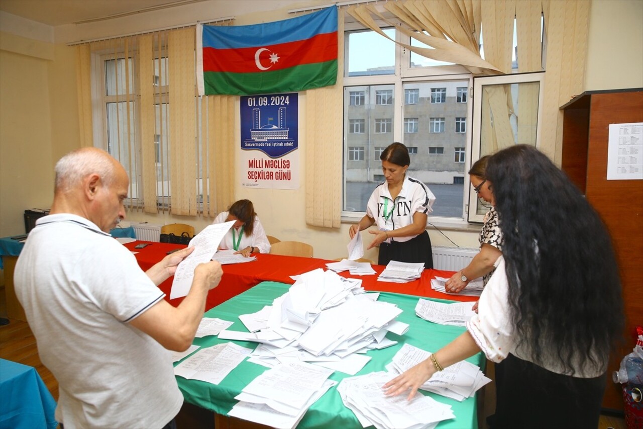 Azerbaycan'da milletvekili seçimi için oy kullanma işlemi yerel saatle 19.00'da sona erdi. 