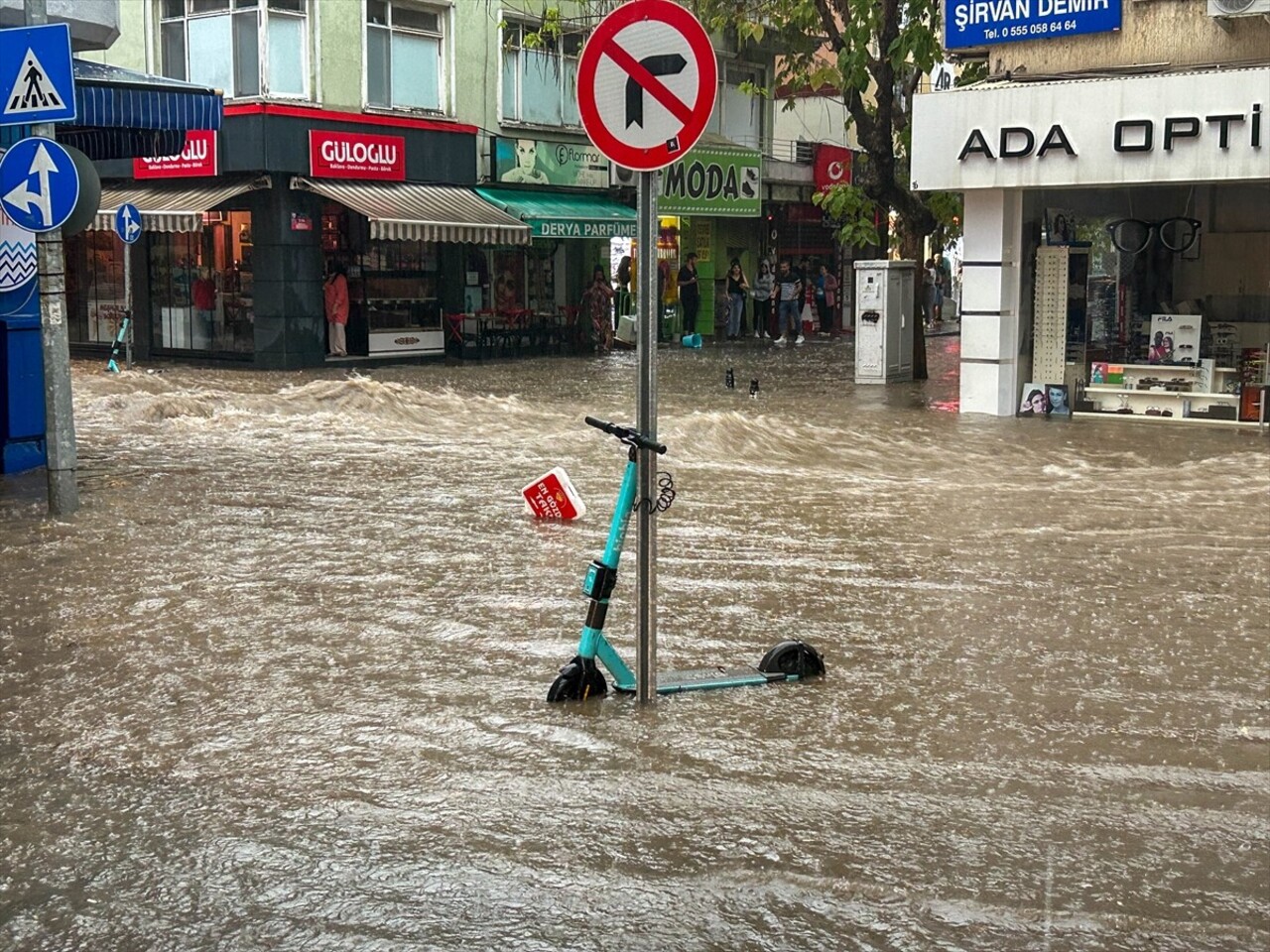 Uşak'ta sağanak hayatı olumsuz etkiledi. Sağanak nedeniyle birçok noktada su birikintileri...