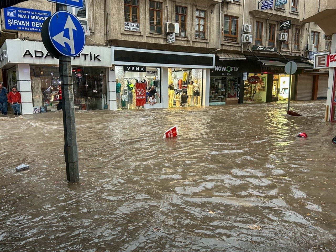 Uşak'ta sağanak hayatı olumsuz etkiledi. Sağanak nedeniyle birçok noktada su birikintileri...