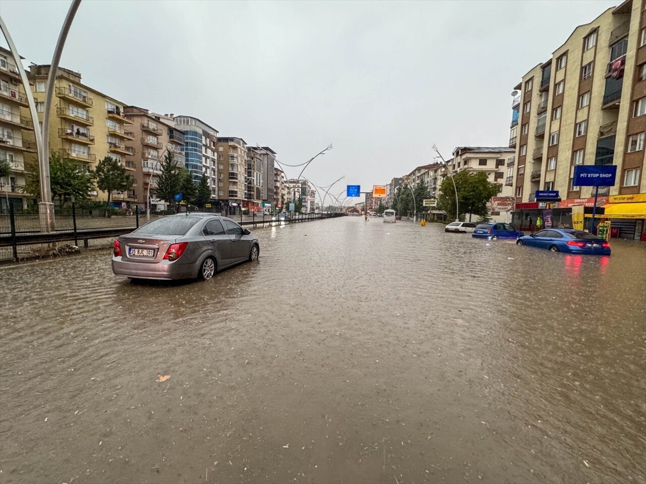 Uşak'ta sağanak hayatı olumsuz etkiledi. Sağanak nedeniyle birçok noktada su birikintileri...