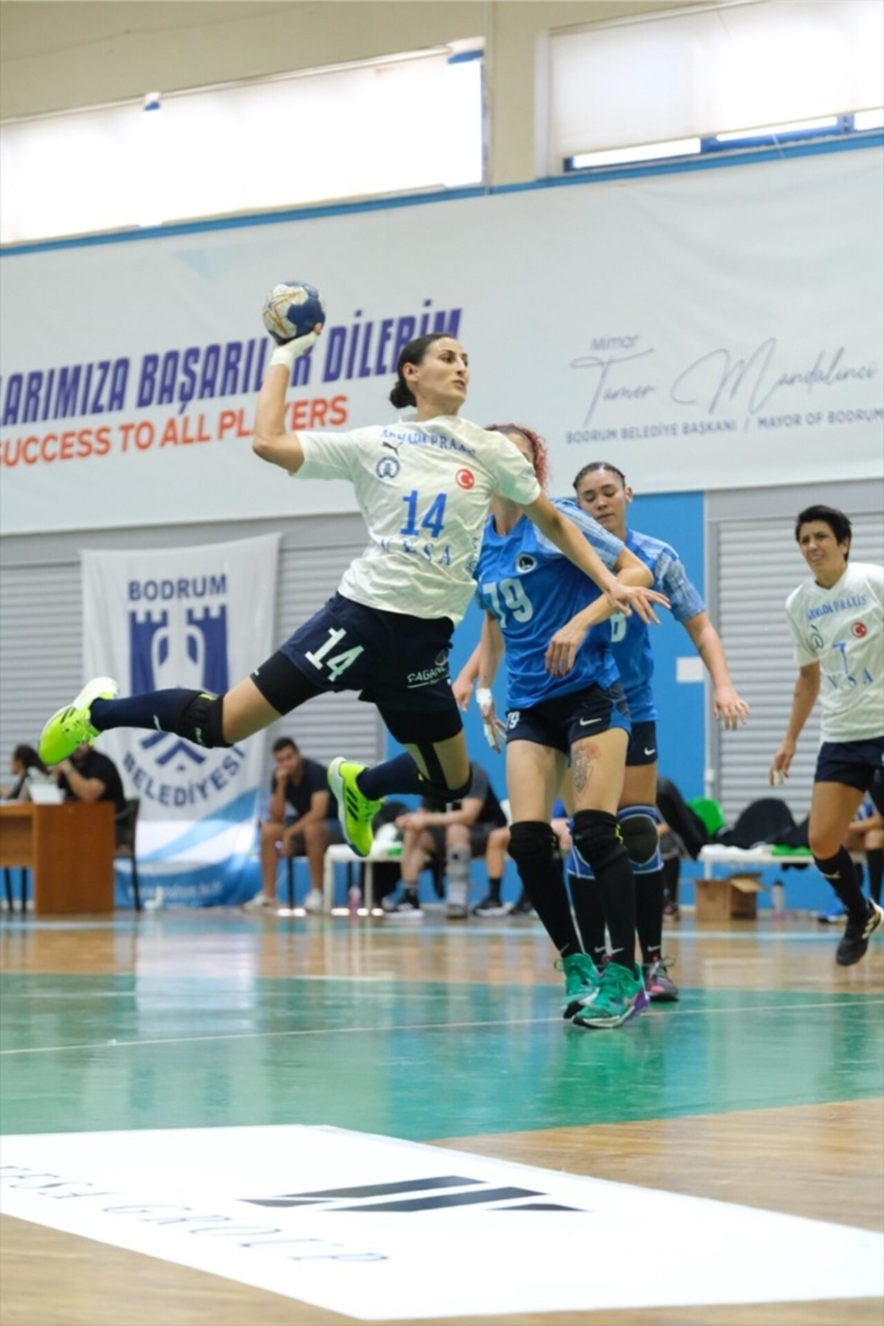 Hentbol Kadınlar Süper Lig'in ilk haftasında Armada Praxis Yalıkavak, Üsküdar Belediyesini 36-27...