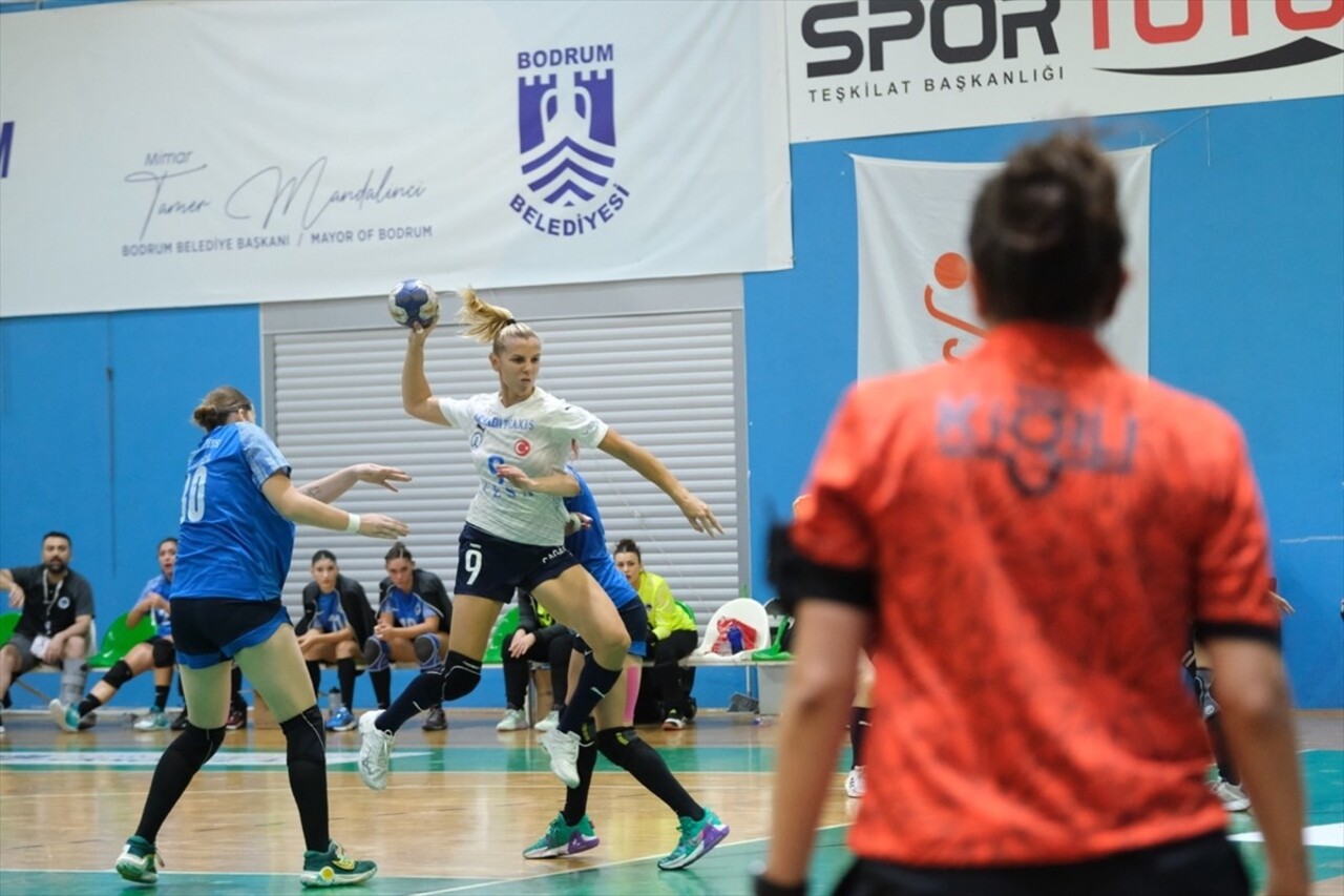 Hentbol Kadınlar Süper Lig'in ilk haftasında Armada Praxis Yalıkavak, Üsküdar Belediyesini 36-27...