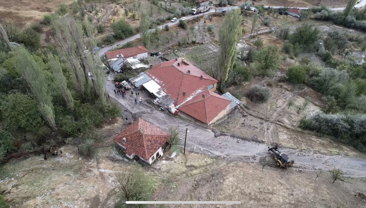 Ankara'nın Çubuk ilçesinde sağanak sonucu sel ve su baskınları meydana geldi. Kavaklı...