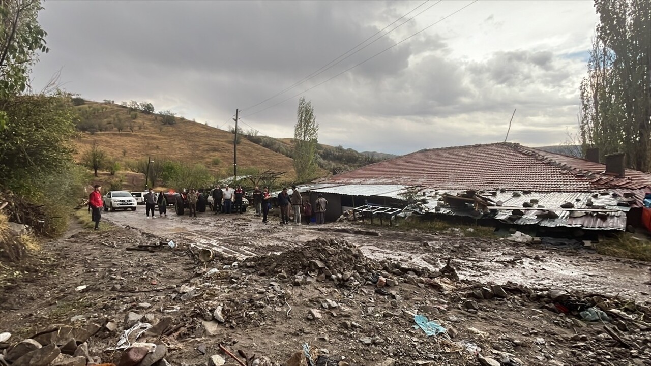 Ankara'nın Çubuk ilçesinde sağanak sonucu sel ve su baskınları meydana geldi. Kavaklı...