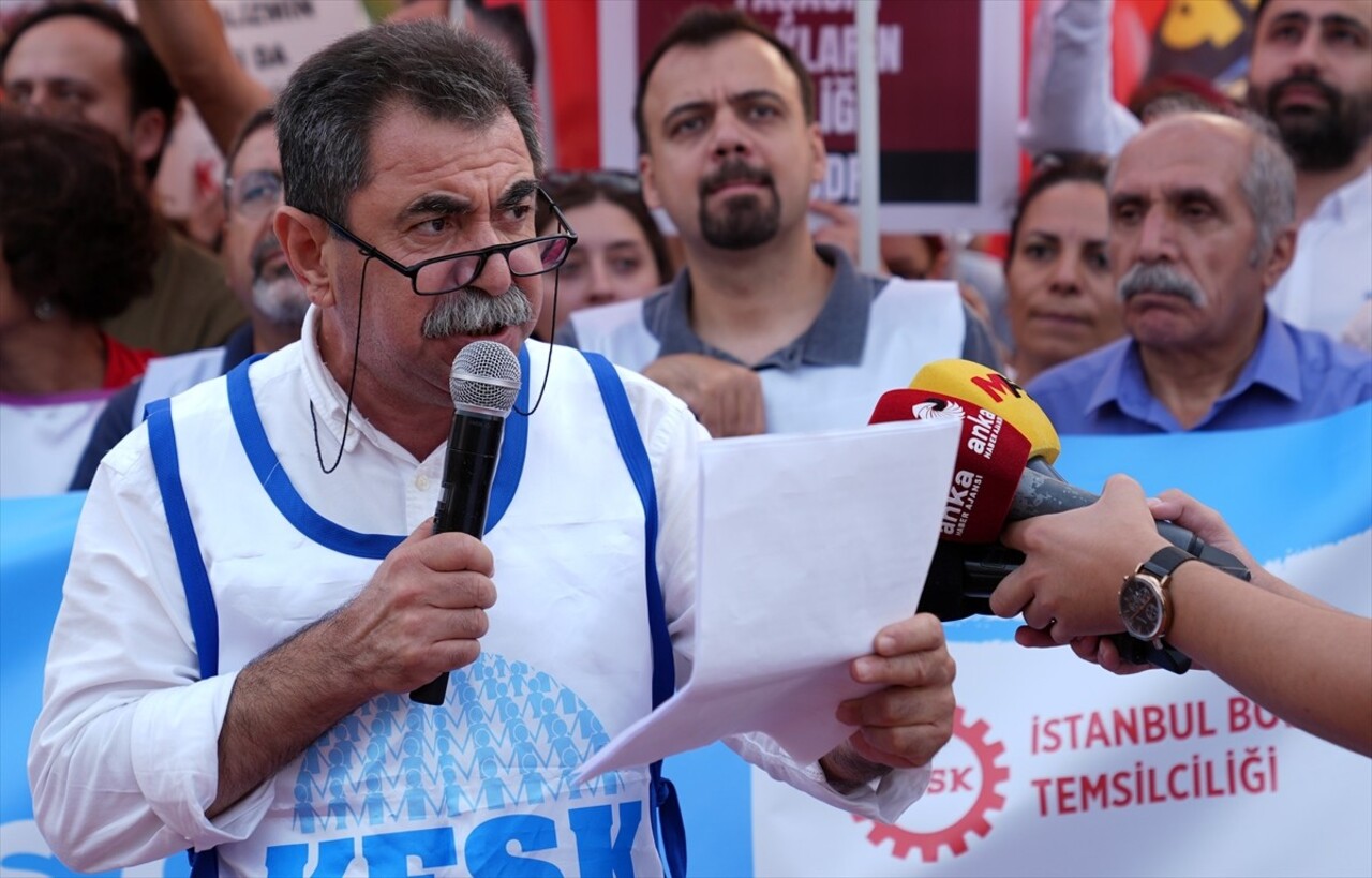 Kadıköy'de "1 Eylül Dünya Barış Günü" dolayısıyla miting yapıldı. İskele Meydanı'nda düzenlenen...