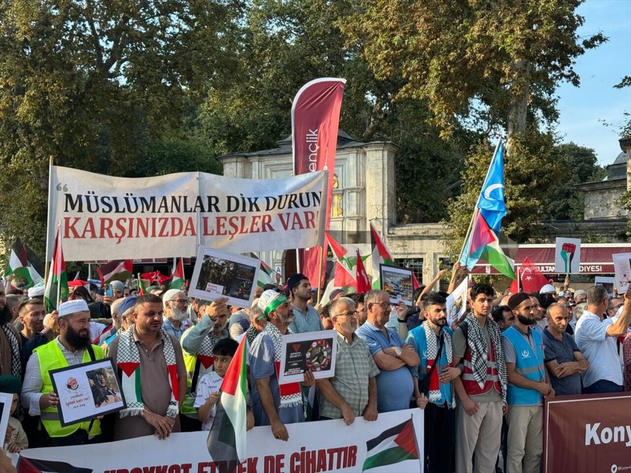 İstanbul'da çeşitli sivil toplum kuruluşlarının üyeleri, Gazze'deki katliamın durdurulması için...