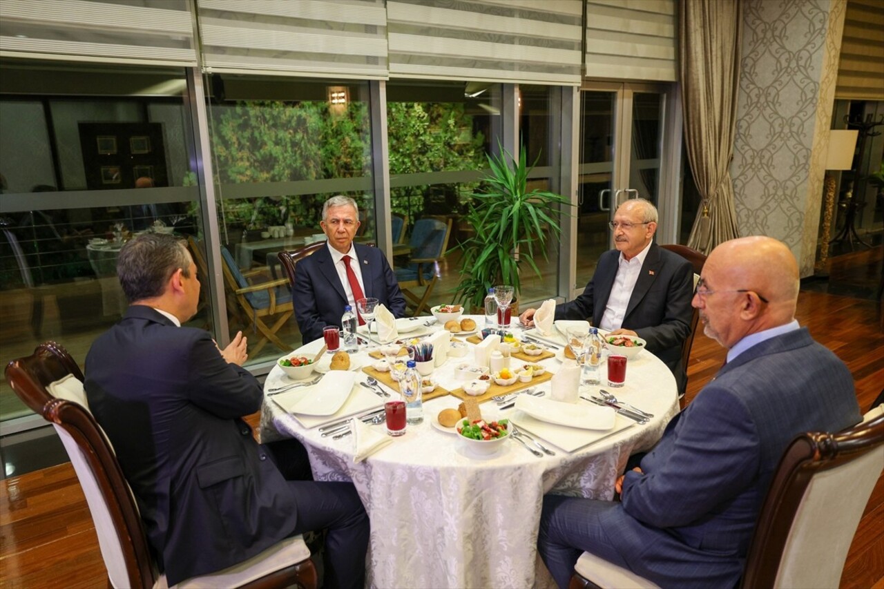 CHP Genel Başkanı Özgür Özel, partinin önceki Genel Başkanı Kemal Kılıçdaroğlu ile akşam yemeğinde...