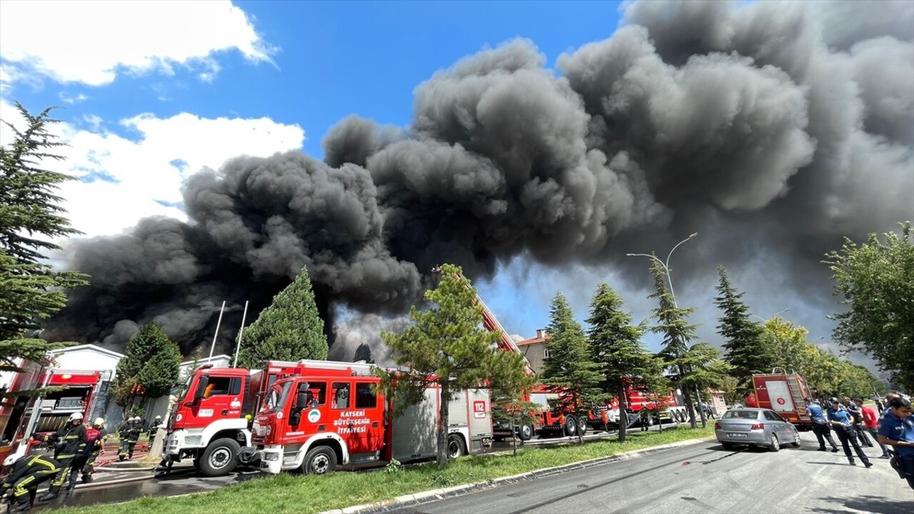 Kayseri'de bir sünger fabrikasında çıkan yangına müdahale ediliyor.