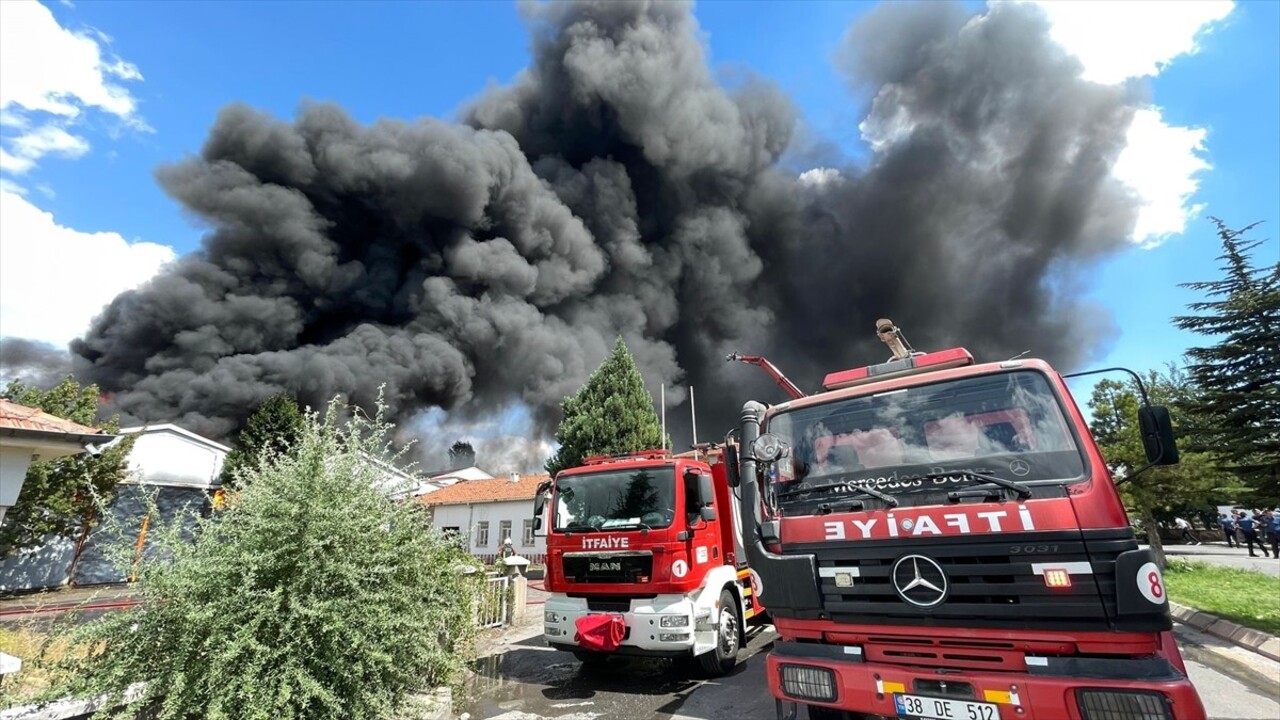 Kayseri'de bir sünger fabrikasında çıkan yangına müdahale ediliyor.