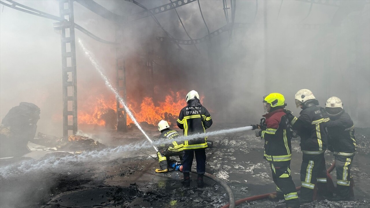 Kayseri'de bir sünger fabrikasında çıkan yangına müdahale ediliyor.