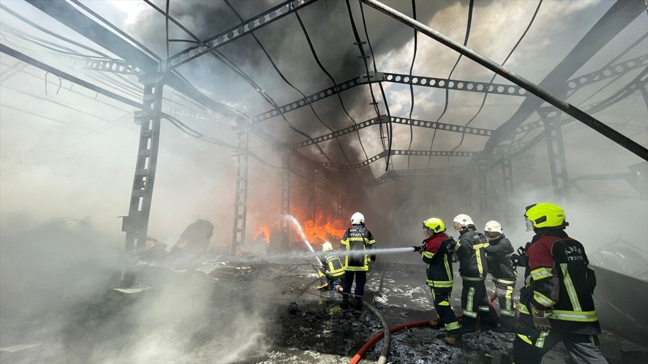 Kayseri'de bir sünger fabrikasında çıkan yangına müdahale ediliyor.