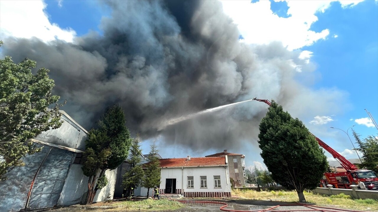 Kayseri'de bir sünger fabrikasında çıkan yangına müdahale ediliyor.