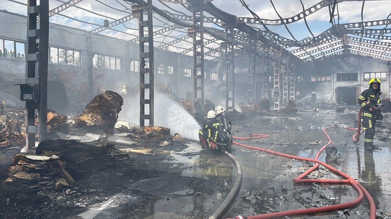 Kayseri'de bir sünger fabrikasında çıkan yangın ekiplerin müdahalesiyle söndürüldü. Hasar gören...