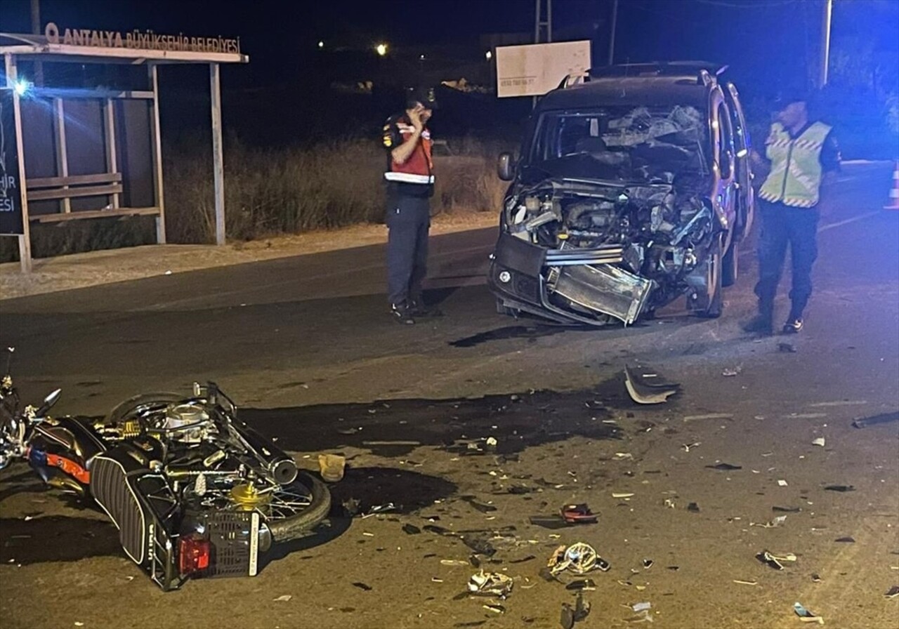 Antalya'nın Serik ilçesinde motosiklet ile hafif ticari aracın çarpışması sonucu motosiklet...