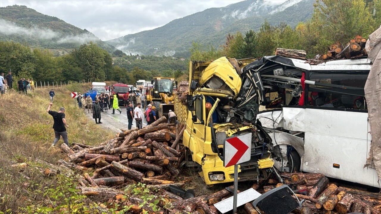 Zonguldak'ın Gökçebey ilçesinde yolcu otobüsüyle kamyonun çarpışması sonucu 2 kişi yaşamını...