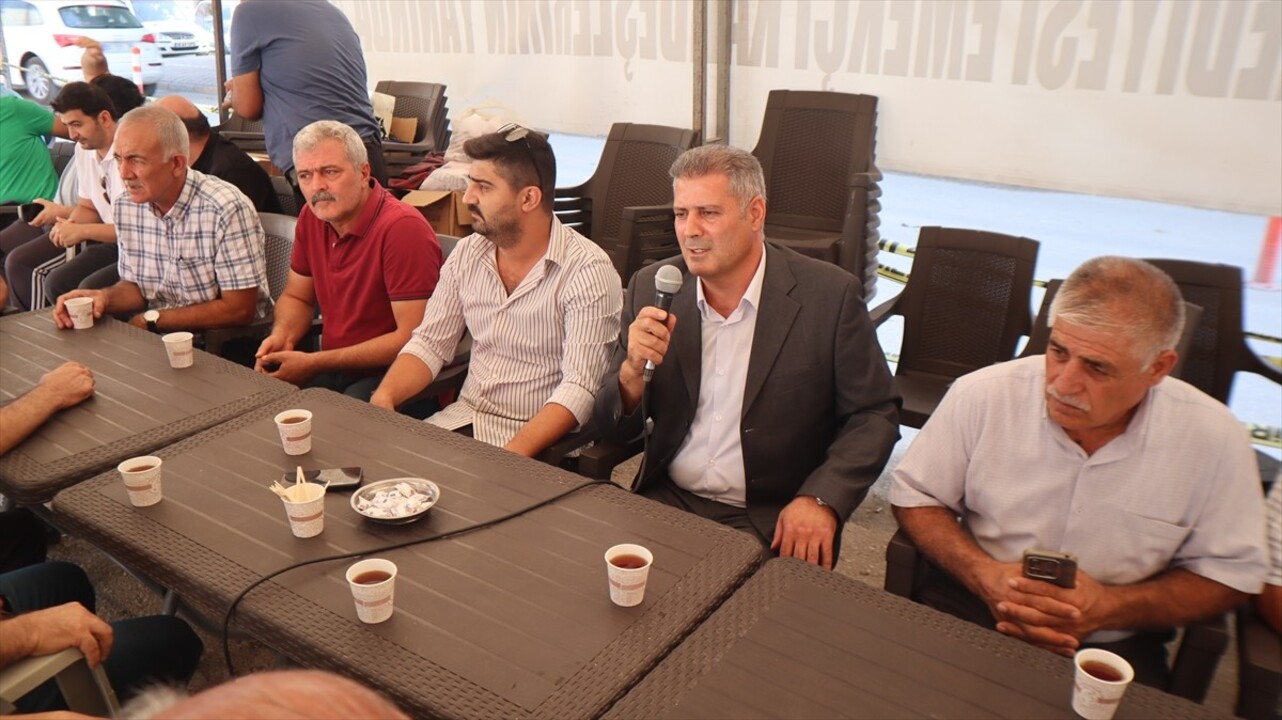 Iğdır'da, AK Parti belediye meclis üyeleri, belediyedeki işten çıkarmalara tepki göstermek...