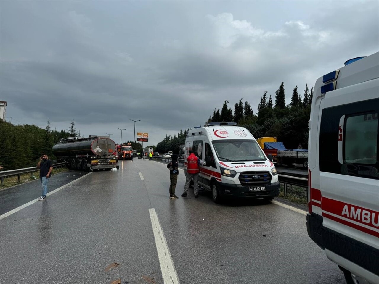 Anadolu Otoyolu'nun Kocaeli kesiminde meydana gelen zincirleme trafik kazası sonucu İstanbul yönü...