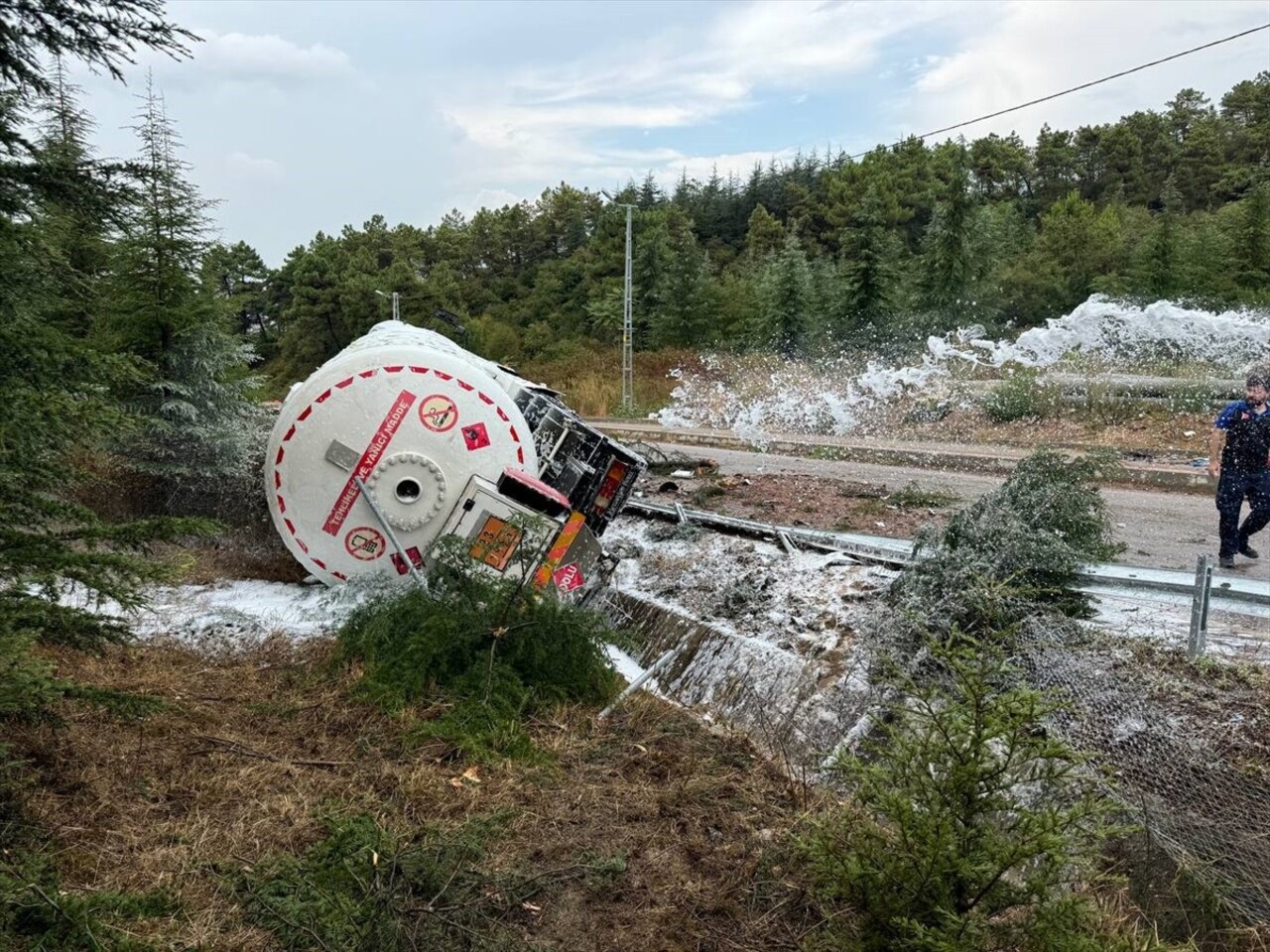 Anadolu Otoyolu'nun Kocaeli kesiminde meydana gelen zincirleme trafik kazası sonucu İstanbul yönü...