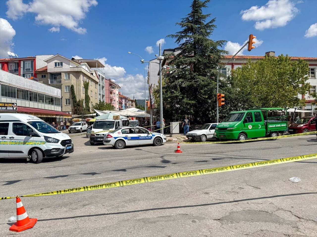 Uşak'ın Sivaslı ilçesinde tırın çarptığı 86 yaşındaki yaşlı adam hayatını kaybetti. Polis...