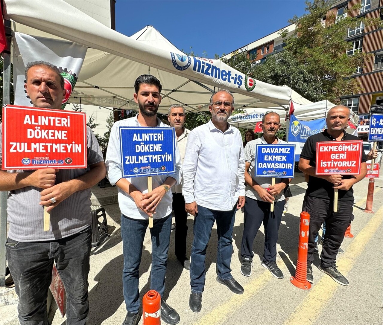 Van'da bazı belediyelerde işten çıkarılan işçiler, İpekyolu Belediyesi önündeki eylemlerini...