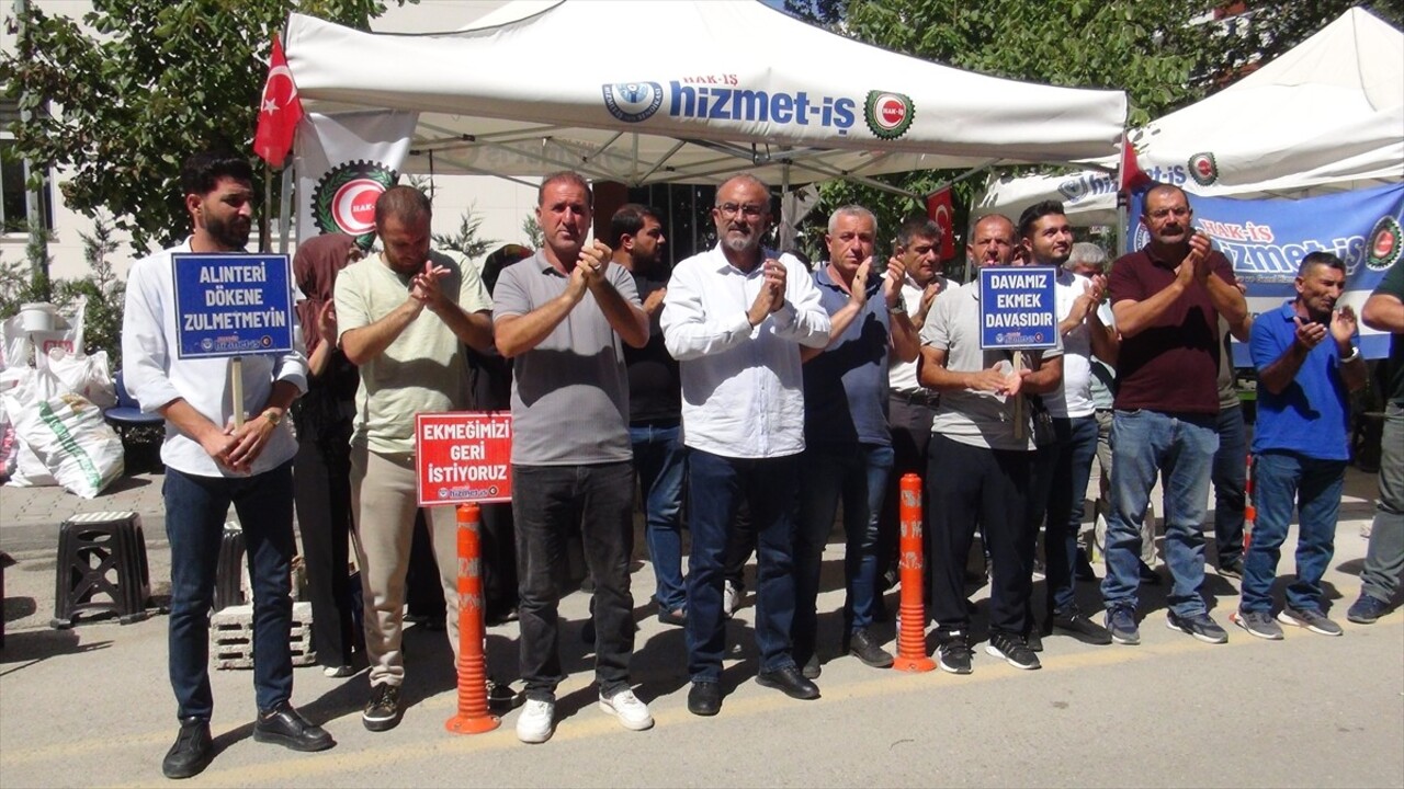 Van'da bazı belediyelerde işten çıkarılan işçiler, İpekyolu Belediyesi önündeki eylemlerini...