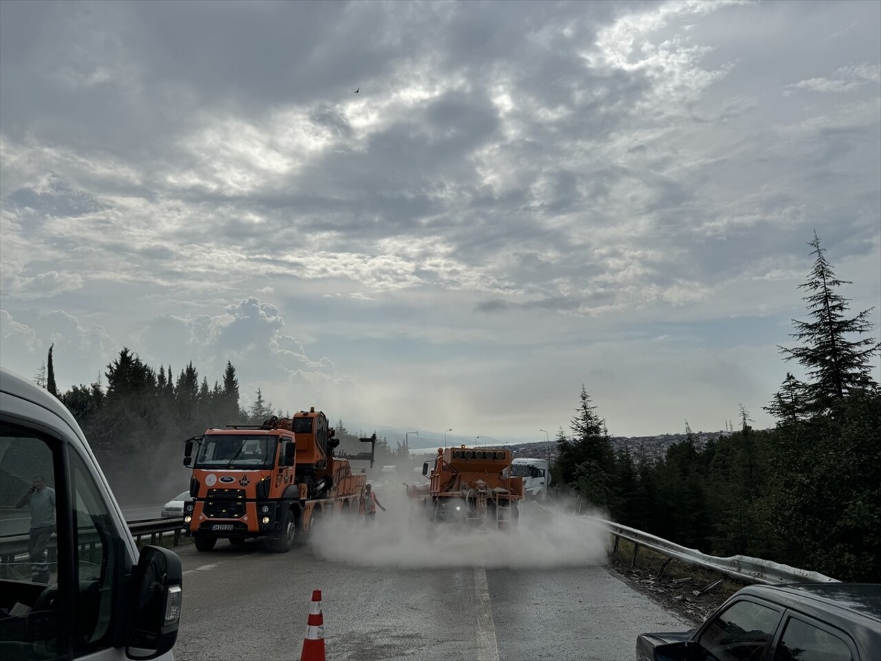 Anadolu Otoyolu'nun Kocaeli kesiminde meydana gelen zincirleme trafik kazası sonucu ulaşıma...