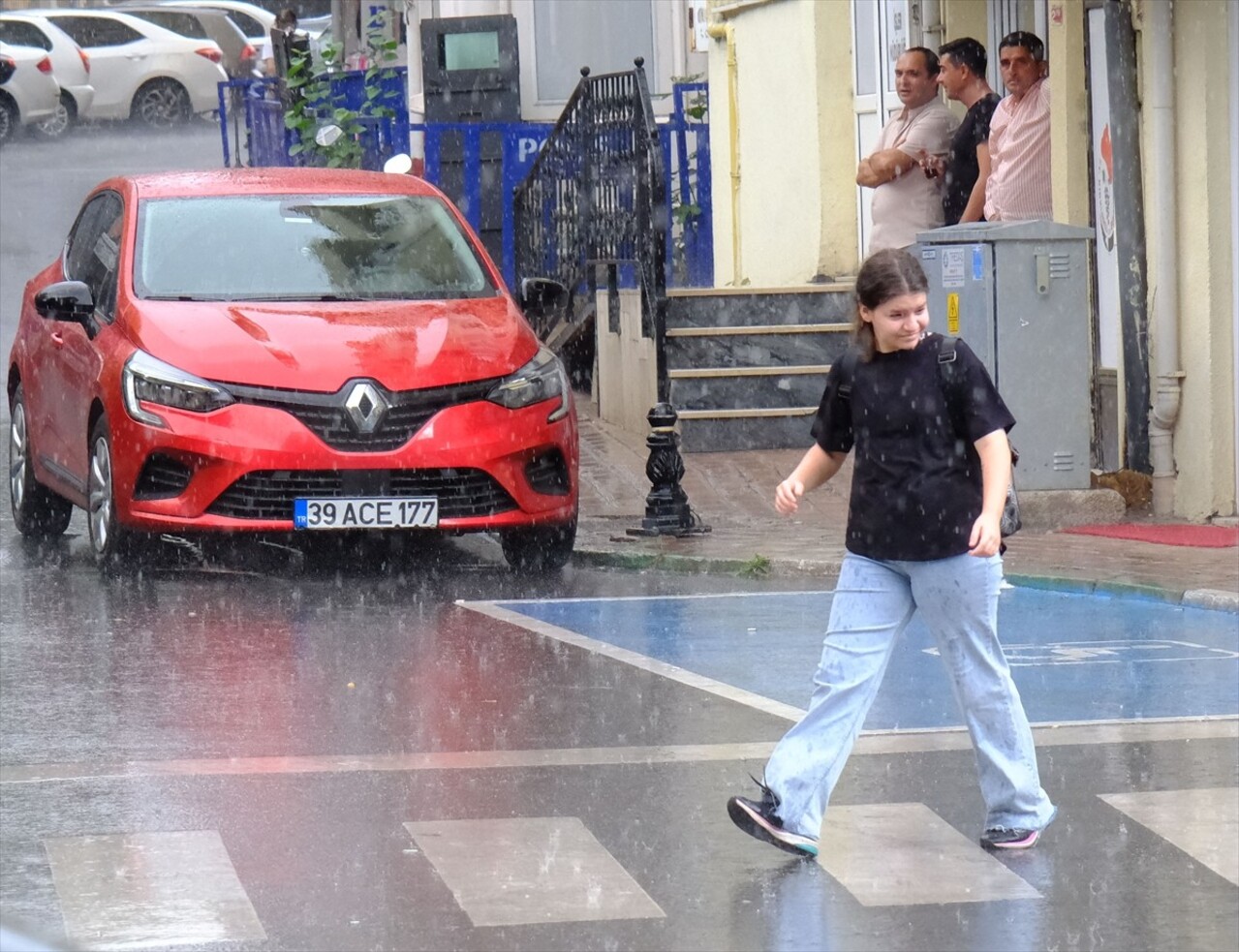 Kırklareli'nde öğleden sonra başlayan sağanak nedeniyle Özgürlük ve Demokrasi Meydanı ile bazı...