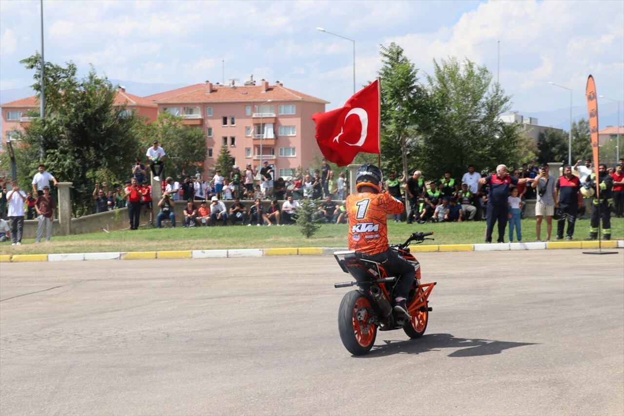 Çocuk yaşlarda çırak olarak başladığı bisiklet tamirciliğinde akrobasi sporuyla tanışarak Türkiye...