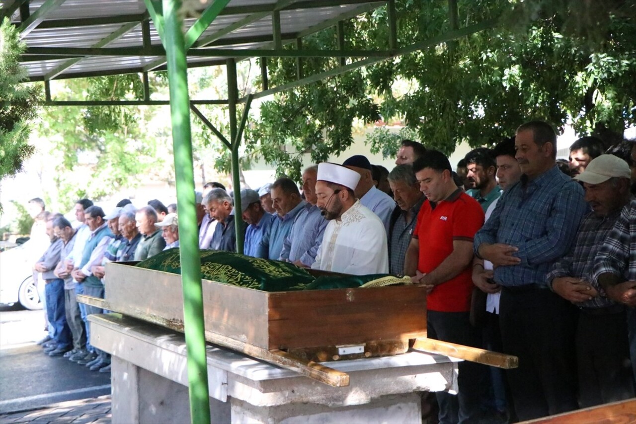 Niğde'nin Bor ilçesinde, baraj gölünde cesetleri bulunan baba ile 4 yaşındaki kızı toprağa...