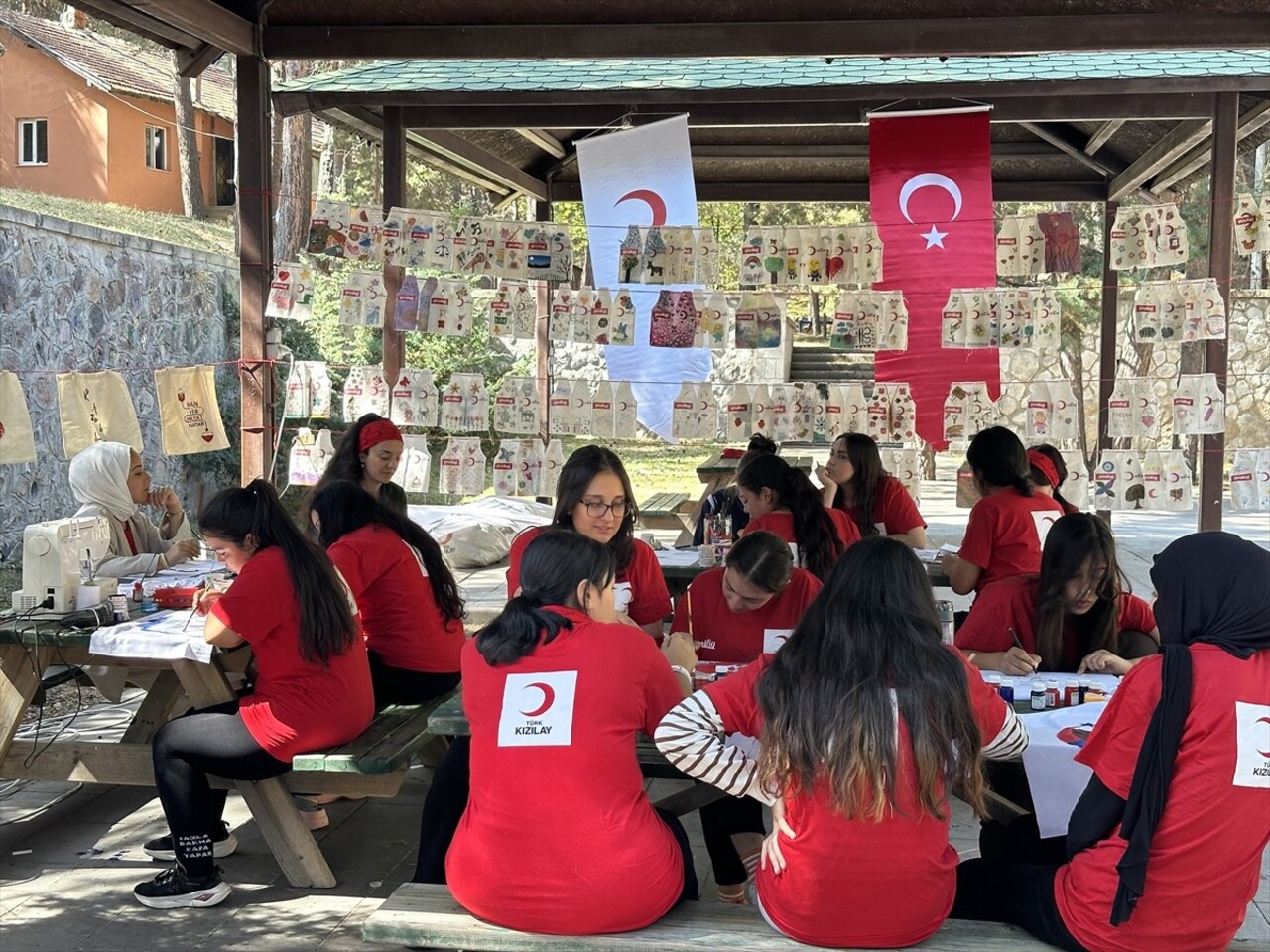 Türk Kızılay, deprem bölgesinden gelen yaklaşık 80 öğrenciyi Ankara Çamkoru'da düzenlediği Gençlik...