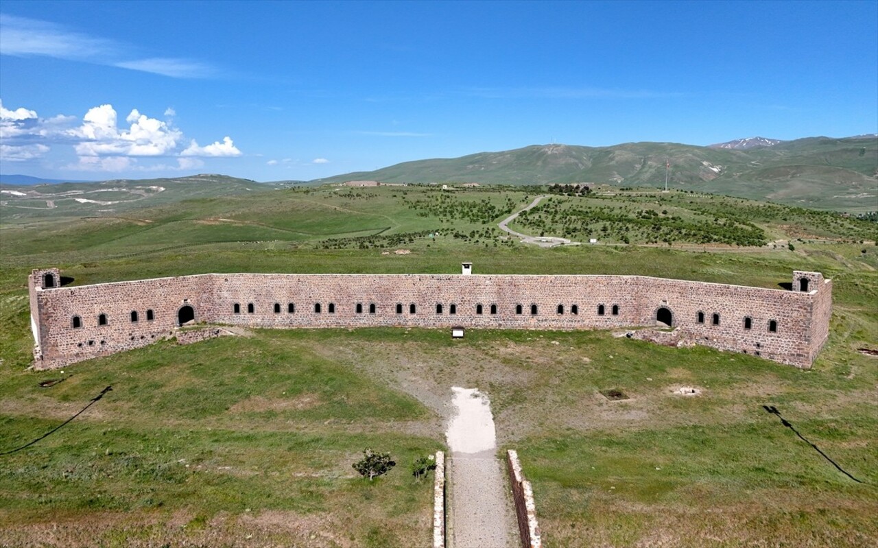 Erzurum'da, Sultan Abdülmecid döneminde 2 bin 42 rakımda yapılan Mecidiye Tabya'sı ihtişamıyla...