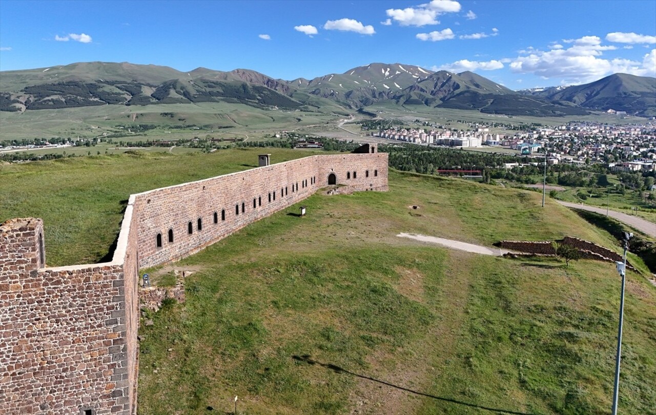 Erzurum'da, Sultan Abdülmecid döneminde 2 bin 42 rakımda yapılan Mecidiye Tabya'sı ihtişamıyla...