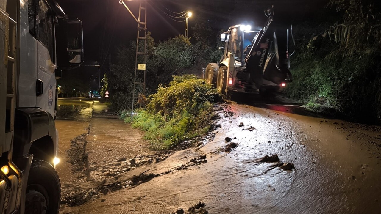 Trabzon'un Sürmene ilçesinde şiddetli yağış hayatı olumsuz etkiledi. Gündüz saatlerinde başlayan...