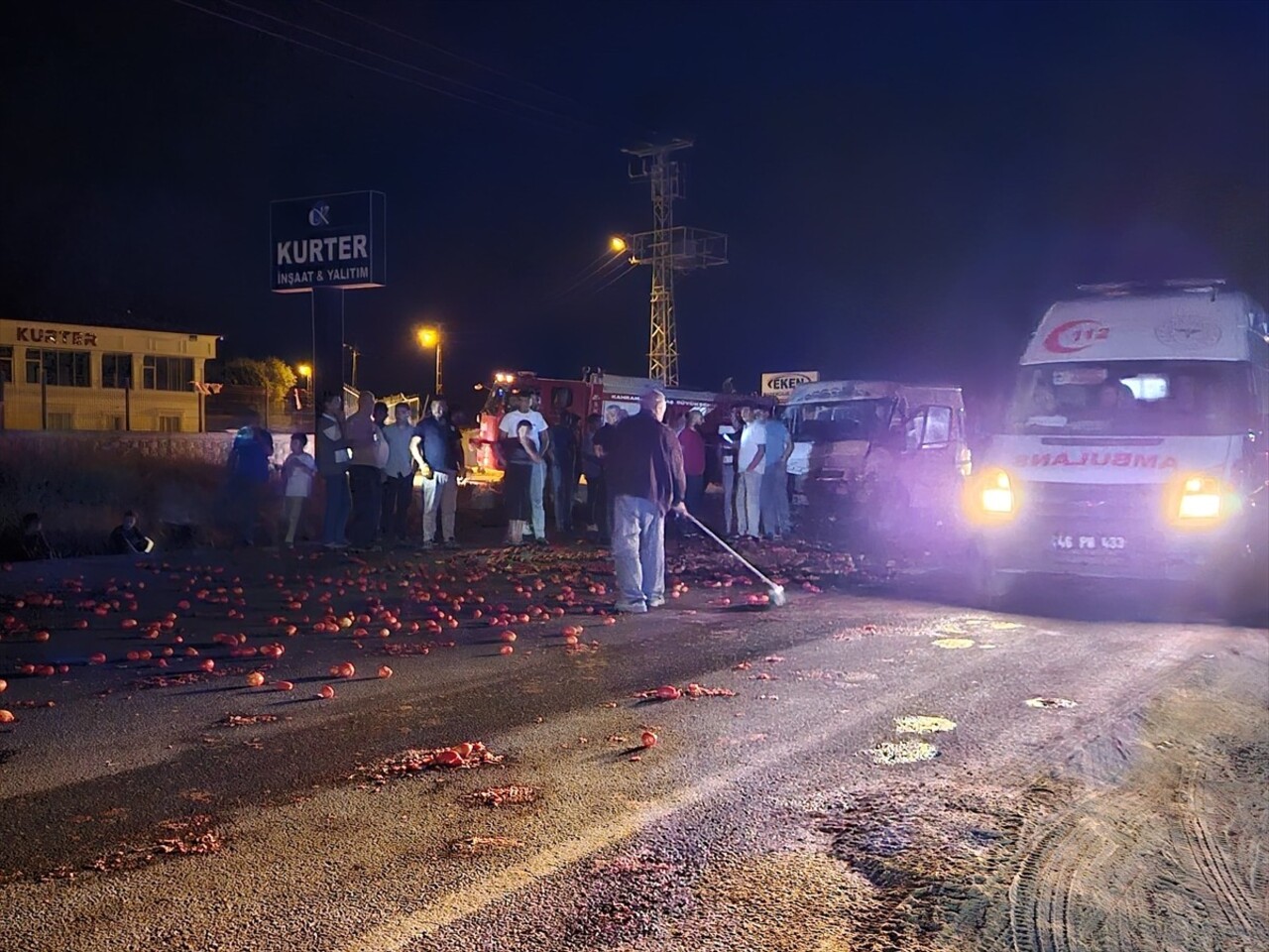 Kahramanmaraş'ın Afşin ilçesinde minibüs ile traktörün çarpışması sonucu 10 kişi yaralandı. Olay...