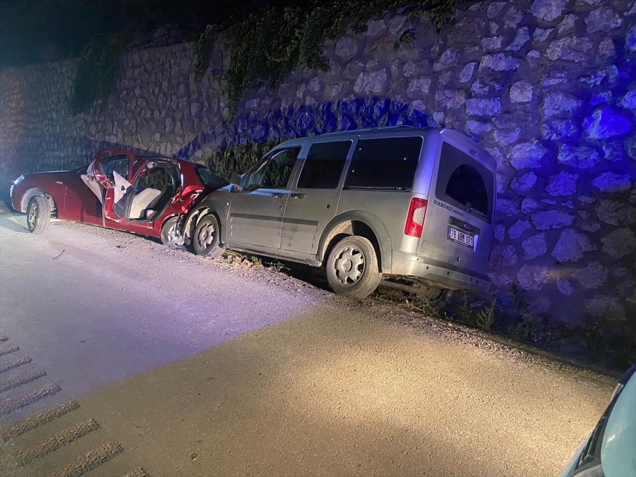 Karabük'te, hafif ticari araç ile otomobilin çarpışması sonucu 4 kişi yaralandı.